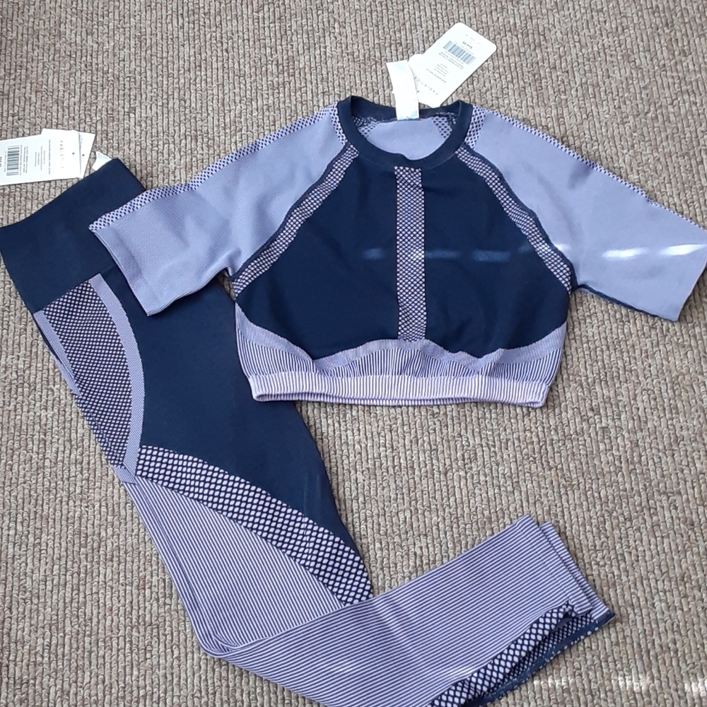🔥NWT FABLETICS Matching Set Crop Top & Leggings M